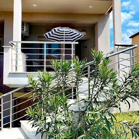 Freddy's Place Aparthotel 3*